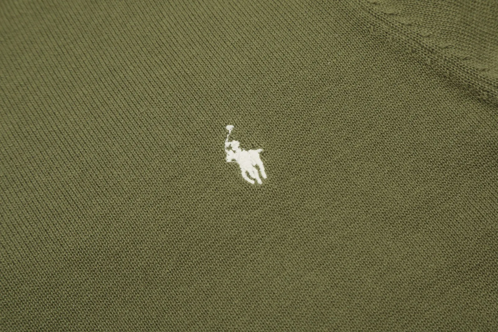 P190 Top quality" Style number: DS010# [Ralph Lauren solid color round neck basic pony embroidered logo knitted cardigan long sleeves] ✅Ralph Lauren Ralph Lauren classic basic versatile jersey cardigan long-sleeved small jacket ✅Main supplier of platform live broadcast wholesale entity ✅ZP quality 1:1 version can scan the code to enter the GF website Counter quality ✅Detailed quality is the only one in Guangzhou Imported quality cotton yarn focuses on high-end and cost-effective Needless to say good quality. ✅The version is restored to the original. Loose, comfortable and stress-free. Simple is high-end. Classic is timeless. ✅The upper body is simple and easy to match. A must-have for goddess ootd. Good-looking clothes are never picky. A must-have in the goddess’ wardrobe. Size: S-XL. Color: off-white, light blue, pink, khaki, military green, gray, navy blue, black, Chinese red, mint green.